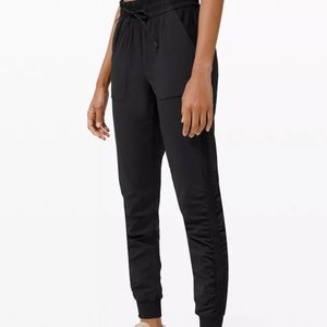 Lululemon women size 0 black beyond the studio joggers